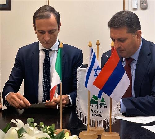 Il governatore del FVG Massimiliano Fedriga firma l'Accordo di partenariato sull'educazione permanente, sottoscritto assieme  al Comune di Trieste, l'Università delle LiberEtà, il Comune di Modi'in- Maccabim-Re'ut, il Centro multidisciplinare per l'apprendimento di Modi'in, l'Unione delle municipalità israeliane e il Comune di Banja Luka